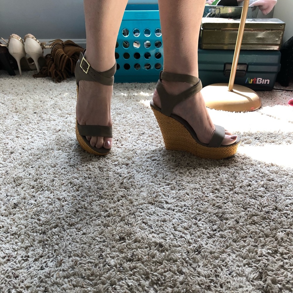 Taupe wedge